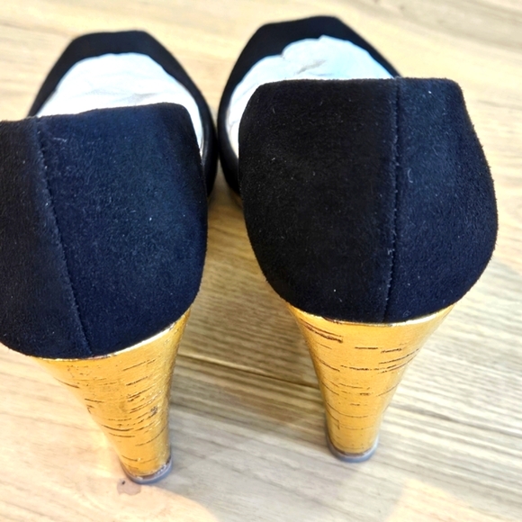 Michael Kors Black Suede Top Peep Toe Gold Wedges Size 5.5. Like new. - Picture 10 of 11